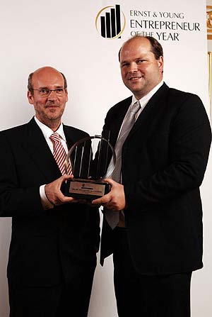 From left to right: Franz Padinger, CTO Klaus G. Schroeter, CEO of NANOIDENT

Image:  Ernst & Young Austria