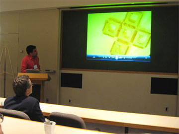 Assistant professor David Gracias (ChemBE) describes self-assembled
nanoliter containers.Credit: INBT / JHU