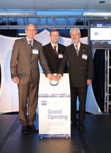 Open for Business! With a push of the button, Dr. Dirk Stenkamp and Frank Averdung (Carl Zeiss) and Dr. Bernd Rinner (Deputy Consul Gen-eral, German Consulate, Boston) started the "Nano-Ribbon Cutting" cere-mony to officially open the new Carl Zeiss SMT North American Head-quarters in Peabody, Massachusetts. (Photo: Business Wire)