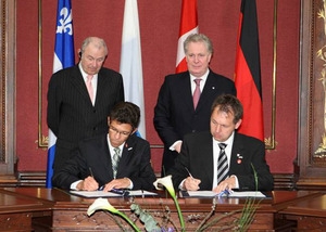 Photography: the signing of the cooperation agreement between the INO and BLZ. Upright on the left, the minister-president of the State of Bavaria, Dr. Gnther Beckstein; upright on the right, Quebec Premier, Mr. Jean Charest, as well as the signatories of the agreement, Dr. Michael Schmidt, managing director of the Bayerisches Laserzentrum GmbH (on the right) and Mr. Jean-Yves Roy, general president-director of the INO. (CNW Group/National Optics Institute (INO))