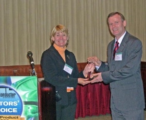 Laura Peters, editor-in-chief of Semiconductor International (left) hands the editors Choice Best Product Award to Frank Averdung, president of Carl Zeiss SMT Inc. (Photo: Business Wire)