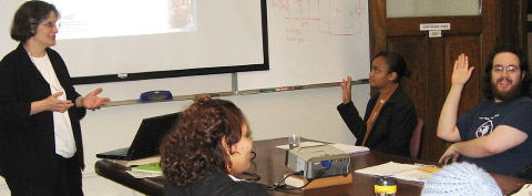 Gail Porter presenting during the 2007 intersession course Science writing for scientist and engineers. Credit: Mary Spiro/JHU