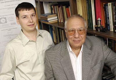 Alexander Kaplan, professor of electrical and computer engineering, right, and Sergei Volkov, left, a postdoctoral fellow in Kaplans lab at The Johns Hopkins University.

Credit: Will Kirk/JHU