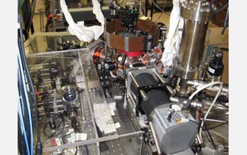 Mark Saffman's laboratory, showing the vacuum chamber and camera used to detect single atoms.

Credit: Mark Saffman