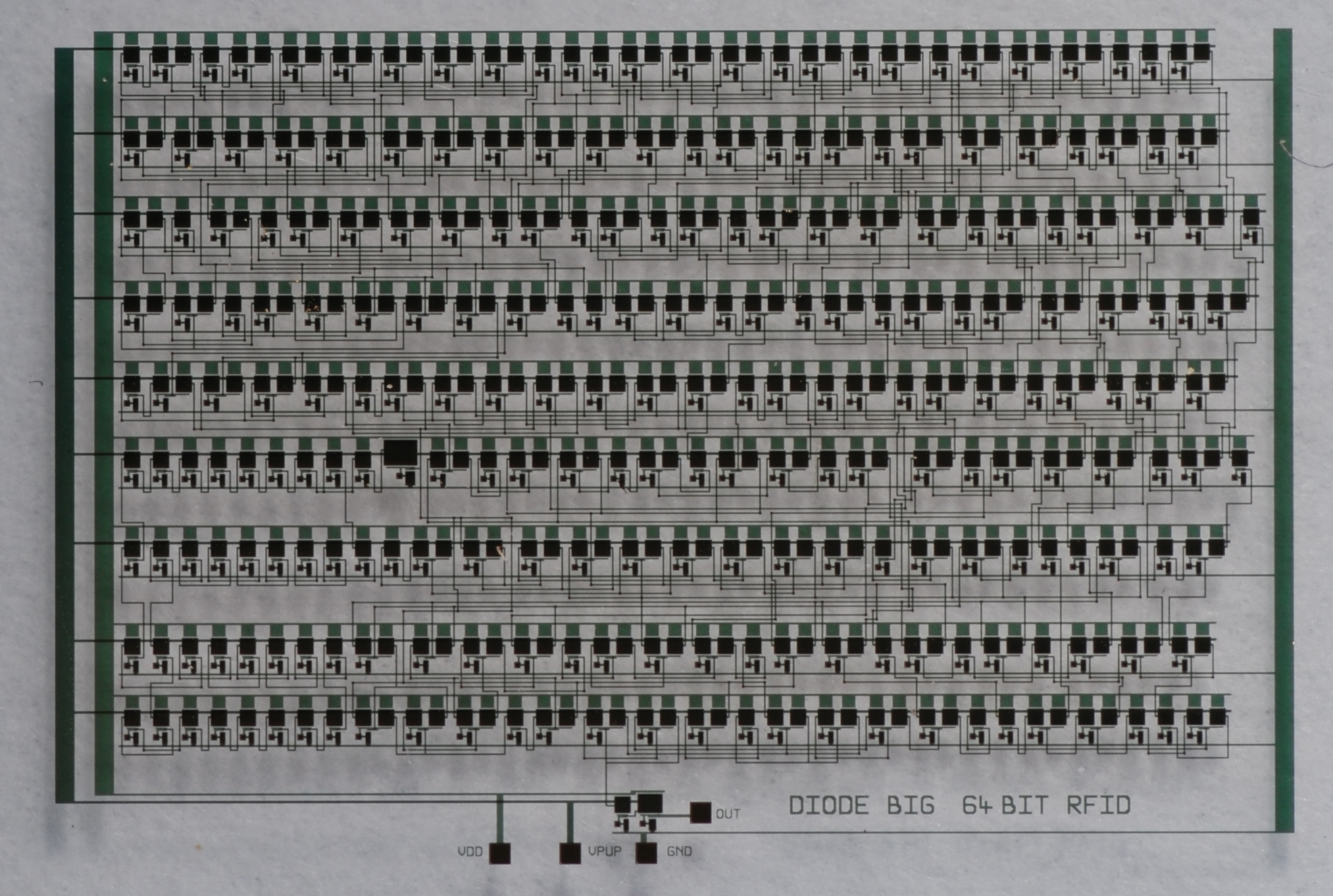 64-bit organic transponder chip based on dual-gate thin-film-transistor technology, achieving 4.3kb/s data rate.