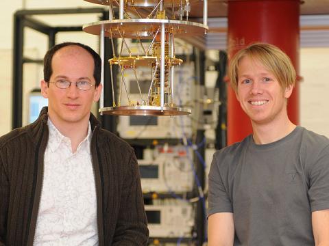 Andreas Wallraff and his postdoc Stefan Filipp in front of the equipment, with which they want to link electronic quantum mechanical systems with atomic quantum mechanical systems. (Image: P. Regg/ETH Zrich) 