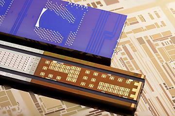 The two silicon chips are at the heart of the 50G Silicon Photonics link. The lower chip is used to generate light and send data, while the upper chip is used to receive laser light and convert the optical information back into electrical 1s and 0s.