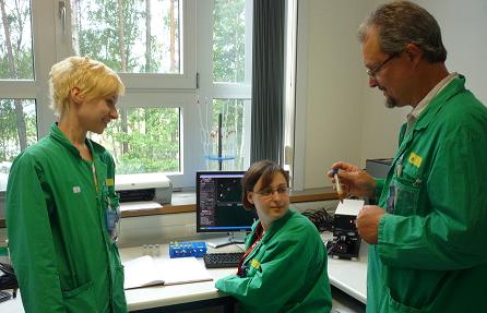 Dr Holger Stephan of the Forschungszentrum Dresden-Rossendorf with two of his team, Anja Hhle & Madlen Matterna 