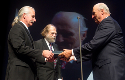 Majesty King Harald of Norway presents the Kavli Prize in Nanoscience. Left to right: Donald M. Eigler (IBM Almaden Research Center, San Jose , US); Nadrian C. Seeman (New York University, US); His Majesty King Harald. (Credit: Terje Bendiksby/Scanpix)