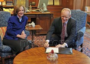 Gerald Schotman, chief technology officer, Royal Dutch Shell, signs an agreement with the Massachusetts Institute of Technology (MIT) to invest $25 million in the research and development of high value, sustainable technologies designed to drive innovation in energy delivery. (PRNewsFoto/Shell)