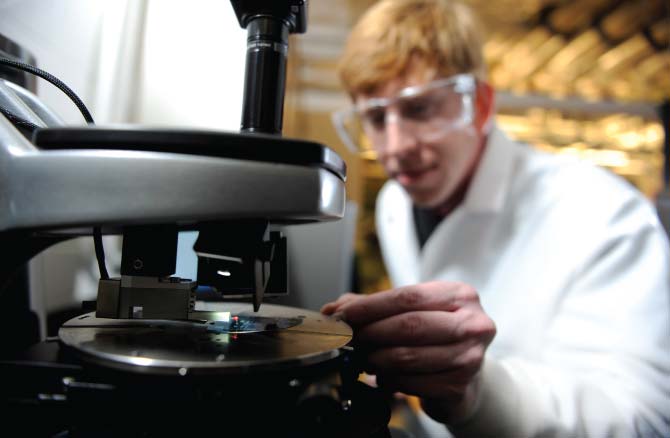 Ben Schmidt, PhD10, research associate in chemical and biomolecular engineering, measures thin film thickness using VINSEs profilometer.