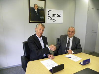 On the photograph: Jim Clifford, Senior vice president for QUALCOMM CDMA Technologies and Luc Van den hove.