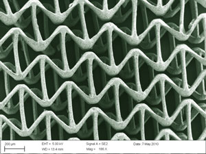 Optical images of polyethylene glycol scaffolds expanding in response to stretching.(Note: green tone added to image.)Image credit: UC San Diego / Shaochen Chen