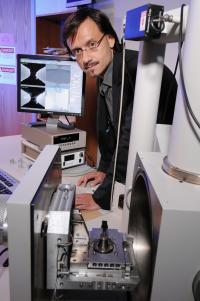 Georgia Tech Professor Andrei Fedorov demonstrates the electron beam induced deposition (EBID) system used to create graphitic nanojoints to multi-walled carbon nanotubes.

Credit: Georgia Tech Photo: Gary Meek