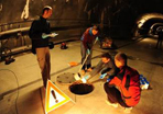 Collecting samples in a sewer channel near Glattstollen (ZH).
 Christoph Ort/Eawag  Printed with a reference to the author and only for editorial purposes