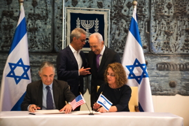 BGU President Prof. Rivka Carmi and UChicago President Prof. Robert Zimmer sign a water research agreement in the presence of President Shimon Peres of Israel and Mayor Rahm Emanuel, City of Chicago, on Sunday June 23, 2013 at the President's Residence in Jerusalem.
Photo Credit: Dani Machlis/BGU