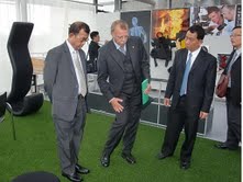 Dr. Phiraphan Phalusuk discussing with Prof. Krug of EMPA
