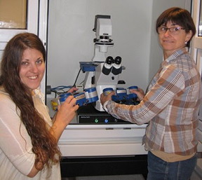 Ccile Formosa & Sylvie Derclaye of the Dufrne Group at the Universit catholique de Louvain with the NanoWizard AFM from JPK.