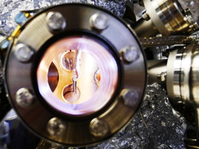 Sample imaged using ARPES: Scientists at PGI-3 used angle-resolved photoelectron spectroscopy (ARPES) to determine the degree of doping in the graphene samples. For this method, the samples are irradiated with UV light to detach electrons from the materials. The electrons can then be detected. The original bond energy of the detached electrons determines the velocity at which they hit the detector. In this way, the scientists were able to reconstruct the band structure of the graphene.

Copyright: Forschungszentrum Juelich