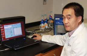 Dr Yutao Liu from Augusta University with his Particle Metrix ZetaView system