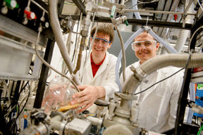 They played a key role in demonstrating the unusual behaviour of carbon: Tim Schleif (left) and Joel Mieres Perez (right)  RUB, Marquard