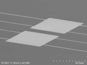 An electron microscope image of the experimental set-up with two plates, each 0.06 x 0.08 mm. At their thinnest, with a thickness of just 0.00027 mm, the heat flow between them was 100 times higher than expected. Image credit: Dakotah Thompson, Michigan Engineering