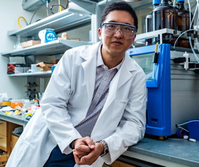 Rice University chemist Han Xiao and his colleagues have discovered a simple method to turn fluorescent tags on and off with visible light by switching one atom.

CREDIT
Jeff Fitlow/Rice University